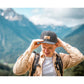 Snapback-Cap von Jumping Bird in Dunkelgrau meliert mit geprägtem Lederoptik-Patch vorn und seitlichem Logostick