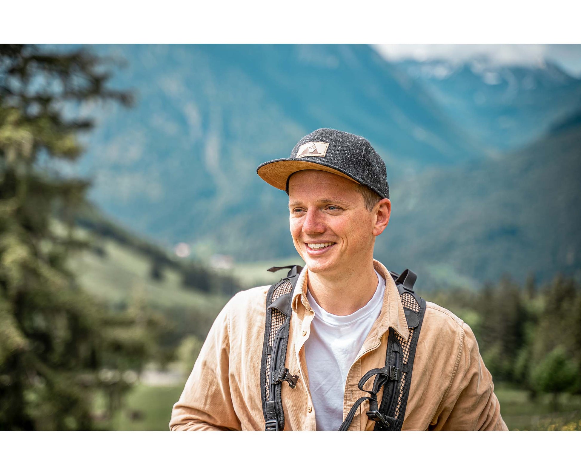 Snapback-Cap von Jumping Bird in Dunkelgrau meliert mit geprägtem Lederoptik-Patch vorn und seitlichem Logostick