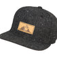 Snapback-Cap von Jumping Bird in Dunkelgrau meliert mit geprägtem Lederoptik-Patch vorn und seitlichem Logostick