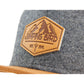 Filz-Snapback von Jumping Bird in Steingrau-Braun mit geprägtem Lederoptik-Patch vorn und seitlichem Logostick