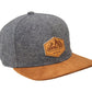 Filz-Snapback von Jumping Bird in Steingrau-Braun mit geprägtem Lederoptik-Patch vorn und seitlichem Logostick