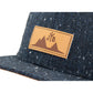 Snapback-Cap von Jumping Bird in Anthrazitblau meliert mit geprägtem Lederoptik-Patch vorn und seitlichem Logostick