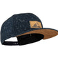 Snapback-Cap von Jumping Bird in Anthrazitblau meliert mit geprägtem Lederoptik-Patch vorn und seitlichem Logostick