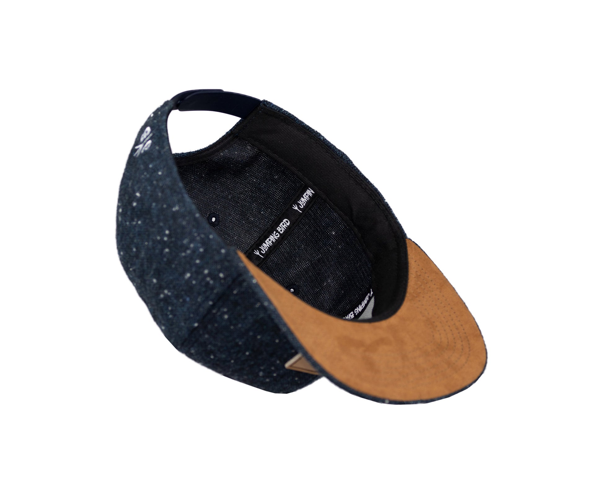Snapback-Cap von Jumping Bird in Anthrazitblau meliert mit geprägtem Lederoptik-Patch vorn und seitlichem Logostick