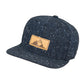Snapback-Cap von Jumping Bird in Anthrazitblau meliert mit geprägtem Lederoptik-Patch vorn und seitlichem Logostick