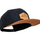 Filz-Snapback von Jumping Bird in Anthrazit-Braun mit geprägtem Lederoptik-Patch vorn und seitlichem Logostick
