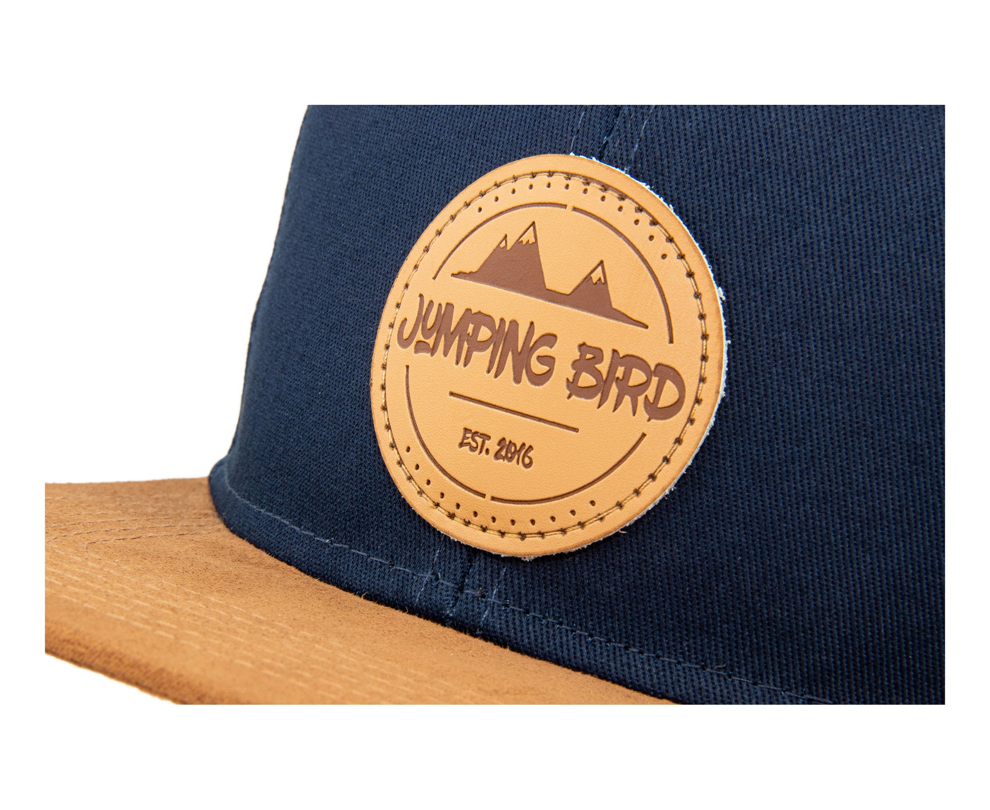 Snapback-Cap von Jumping Bird in Ozeanblau-Braun mit geprägtem Lederoptik-Patch vorn und seitlichem Logostick