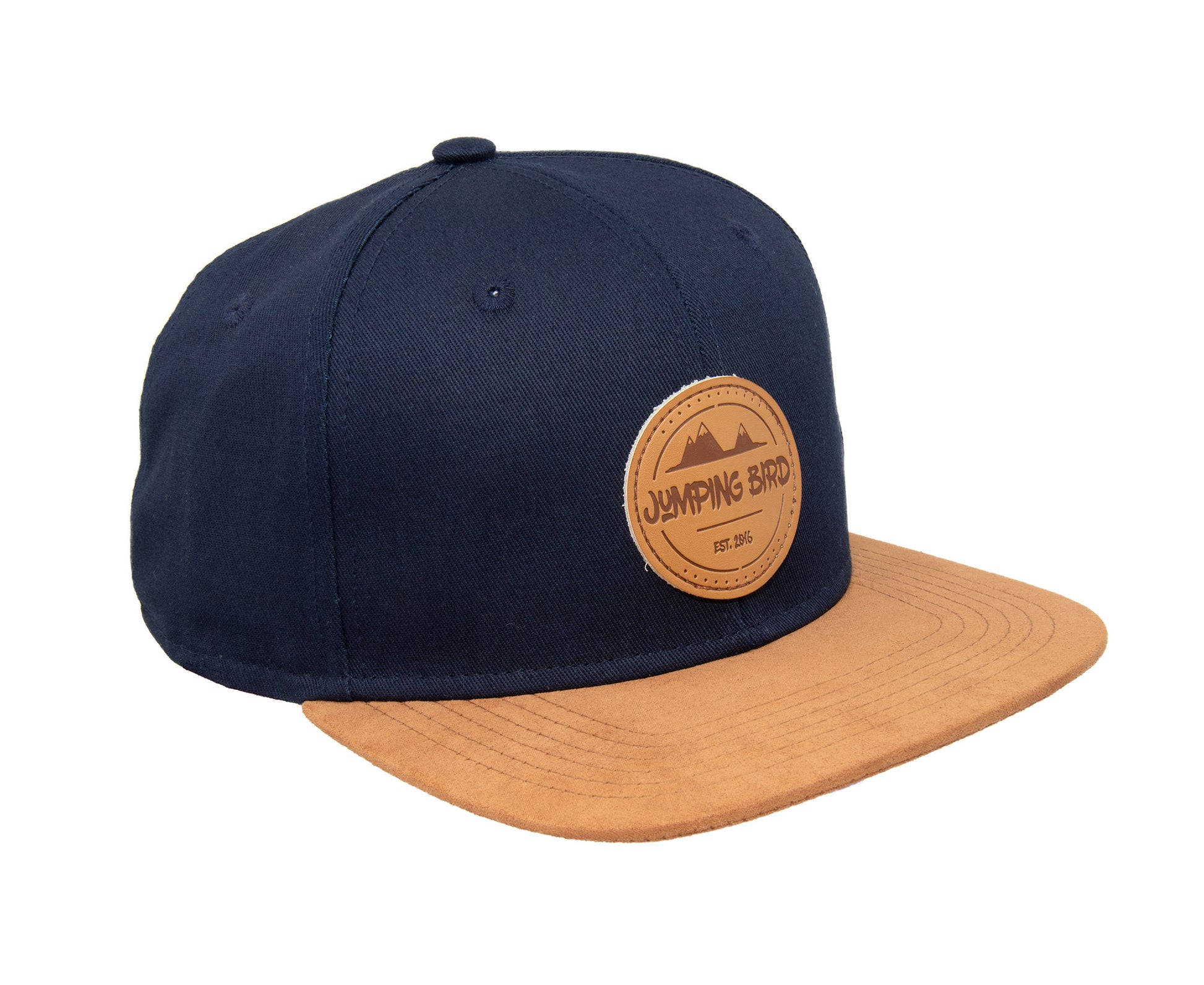 Snapback Cap von Jumping Bird - Modell Mönch in dunkelblau/braun mit Badge in Lederoptik und Logo-Stick seitlich