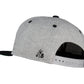 Snapback-Cap von Jumping Bird in Hellgrau-Schwarz mit gesticktem Flaggen-Design vorn, Logostick seitlich und grünem Schirm