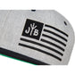 Snapback-Cap von Jumping Bird in Hellgrau-Schwarz mit gesticktem Flaggen-Design vorn, Logostick seitlich und grünem Schirm