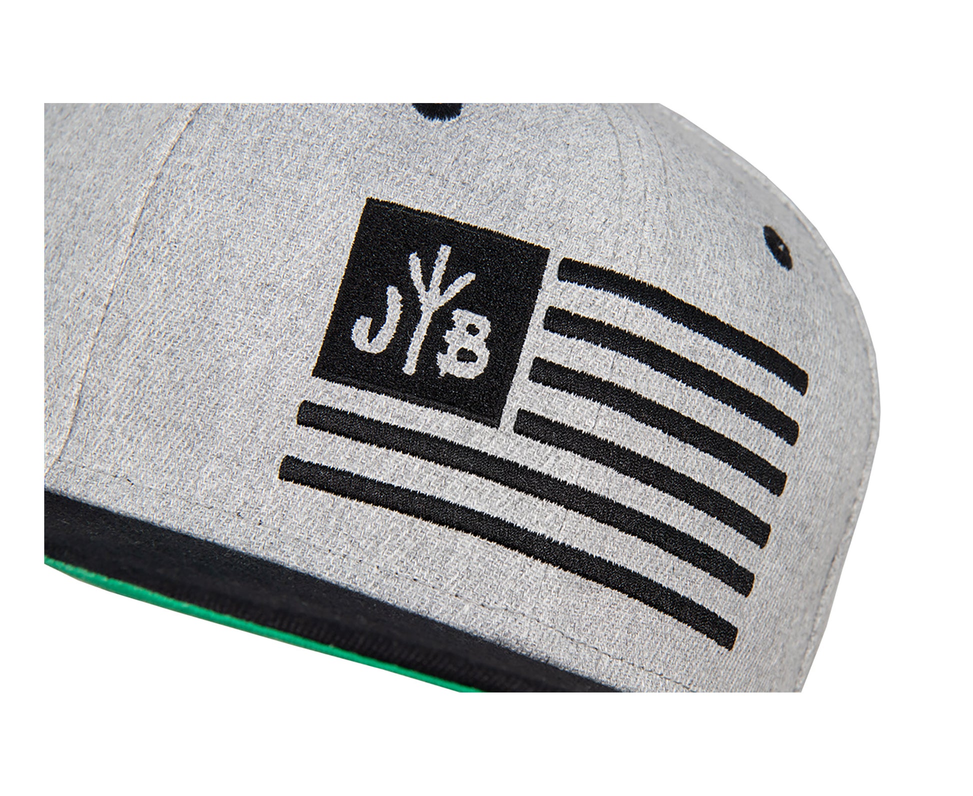 Snapback-Cap von Jumping Bird in Hellgrau-Schwarz mit gesticktem Flaggen-Design vorn, Logostick seitlich und grünem Schirm