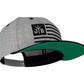 Snapback-Cap von Jumping Bird in Hellgrau-Schwarz mit gesticktem Flaggen-Design vorn, Logostick seitlich und grünem Schirm