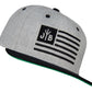 Snapback-Cap von Jumping Bird in Hellgrau-Schwarz mit gesticktem Flaggen-Design vorn, Logostick seitlich und grünem Schirm