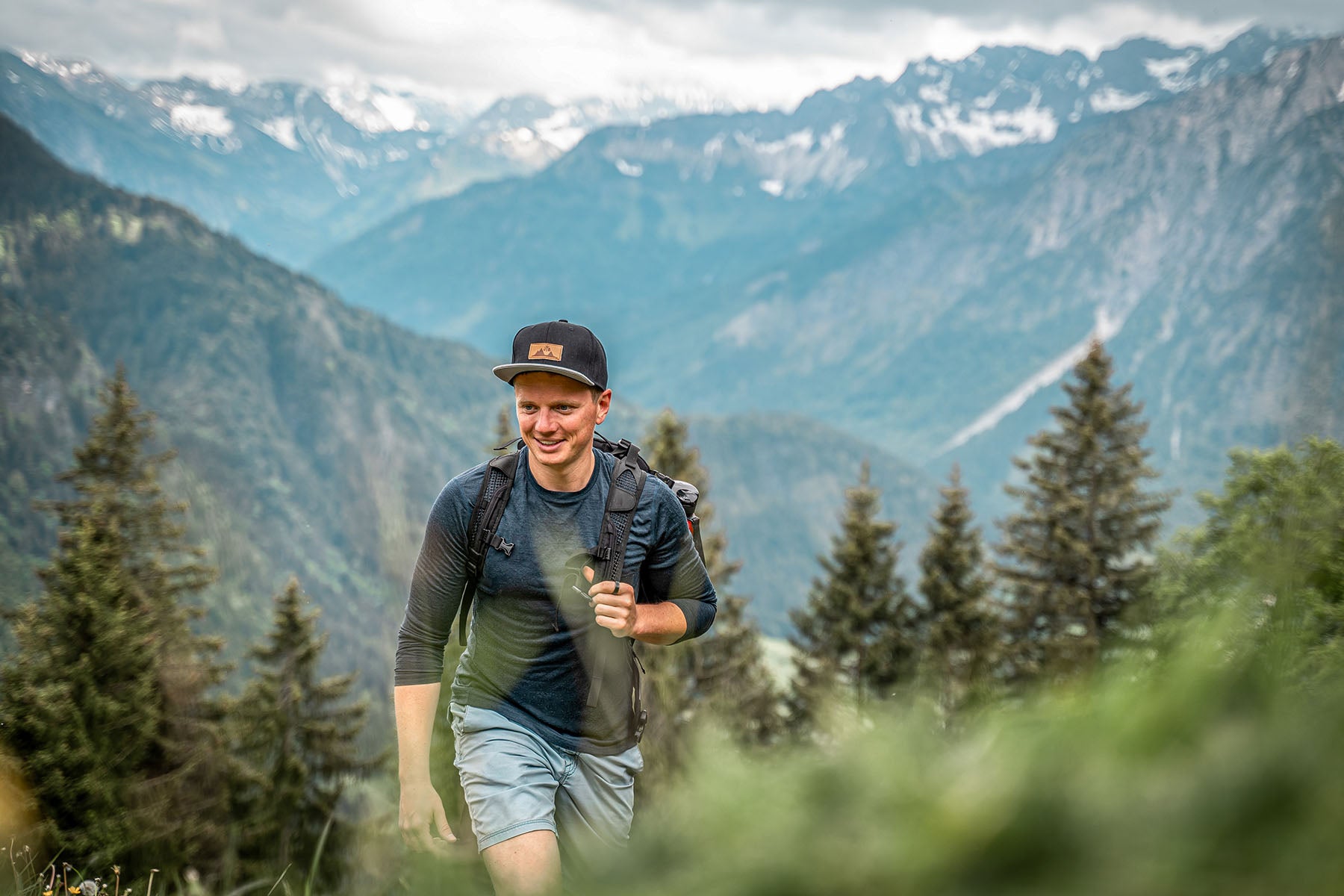 Snapback-Cap von Jumping Bird in Schwarz-Grau mit geprägtem Lederoptik-Patch vorn und seitlichem Logostick