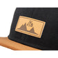 Snapback-Cap von Jumping Bird in Schwarz-Braun mit geprägtem Lederoptik-Patch vorn und seitlichem Logostick