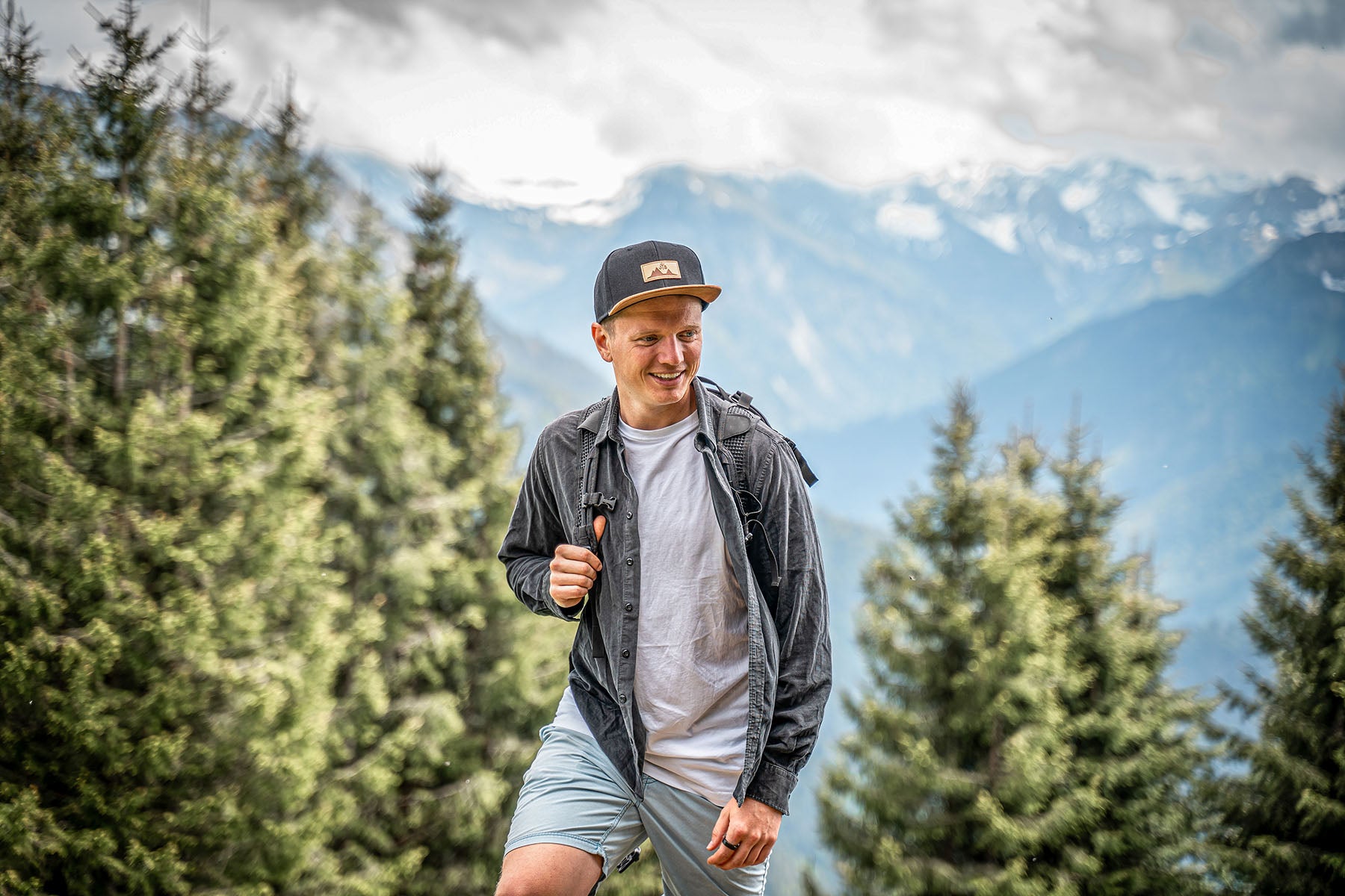 Snapback-Cap von Jumping Bird in Schwarz-Braun mit geprägtem Lederoptik-Patch vorn und seitlichem Logostick