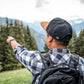 Snapback-Cap von Jumping Bird in Schwarz-Braun mit geprägtem Lederoptik-Patch vorn und seitlichem Logostick