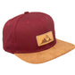 Snapback-Cap von Jumping Bird in Bordeaux-Braun mit geprägtem Lederoptik-Patch vorn und seitlichem Logostick
