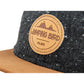 Snapback-Cap von Jumping Bird in Dunkelgrau-Braun mit geprägtem Lederoptik-Patch vorn und seitlichem Logostick