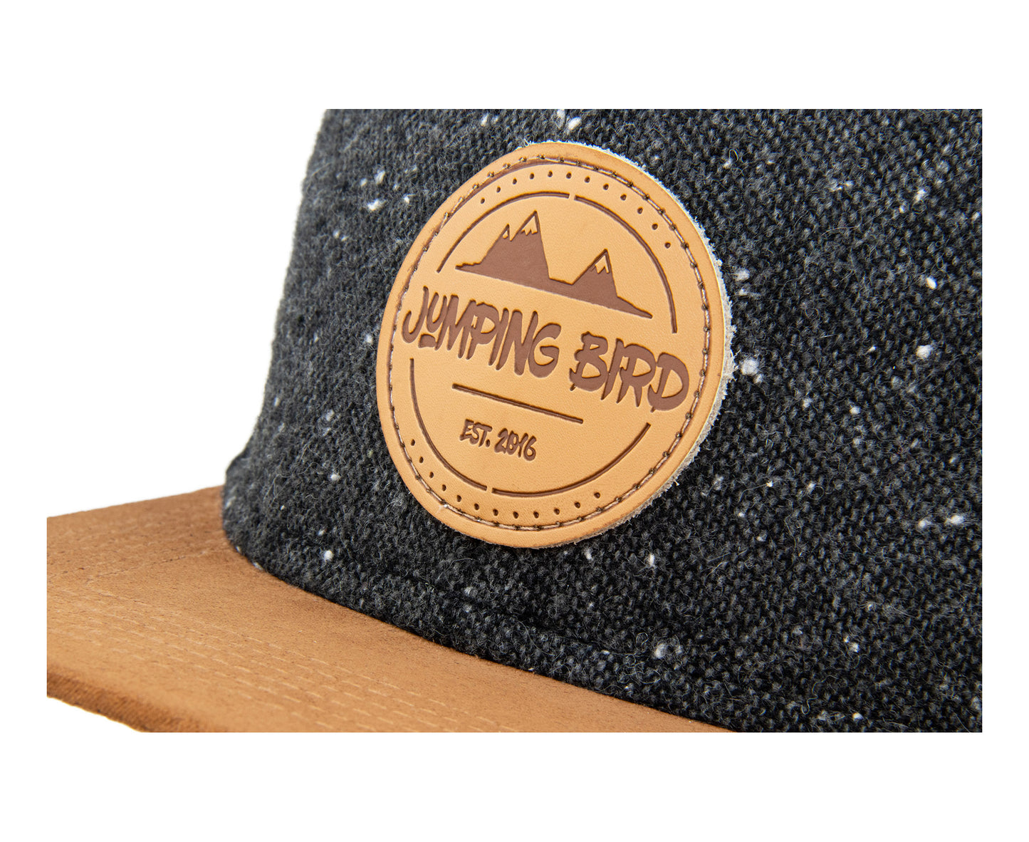 Snapback-Cap von Jumping Bird in Dunkelgrau-Braun mit geprägtem Lederoptik-Patch vorn und seitlichem Logostick