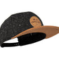 Snapback-Cap von Jumping Bird in Dunkelgrau-Braun mit geprägtem Lederoptik-Patch vorn und seitlichem Logostick
