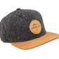 Snapback-Cap von Jumping Bird in Dunkelgrau-Braun mit geprägtem Lederoptik-Patch vorn und seitlichem Logostick
