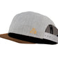Snapback-Cap von Jumping Bird in Hellgrau meliert/Braun mit geprägtem Lederoptik-Patch vorn und seitlichem Logostick