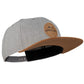 Snapback-Cap von Jumping Bird in Hellgrau meliert/Braun mit geprägtem Lederoptik-Patch vorn und seitlichem Logostick