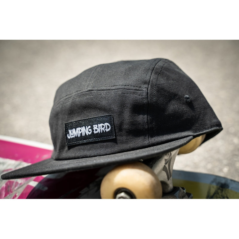 5-Panel-Cap von Jumping Bird in schwarz mit sportivem Frontpatch und weicher, unverstärkter Passform für hohen Tragekomfort