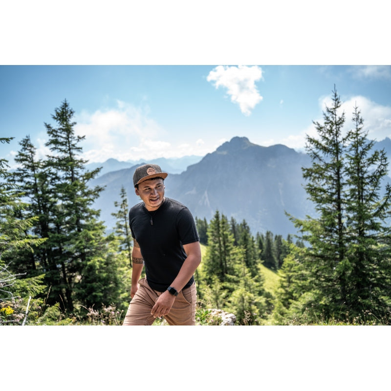 Snapback-Cap von Jumping Bird in Tweed-Braun mit geprägtem Lederoptik-Patch vorn und seitlichem Logostick