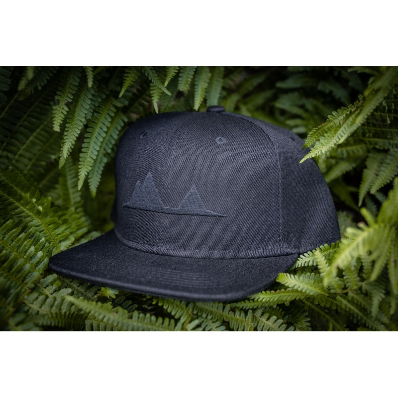 Snapback-Cap von Jumping Bird in Schwarz mit Ton-in-Ton-Stick vorn, Logostick seitlich und geradem Schirm