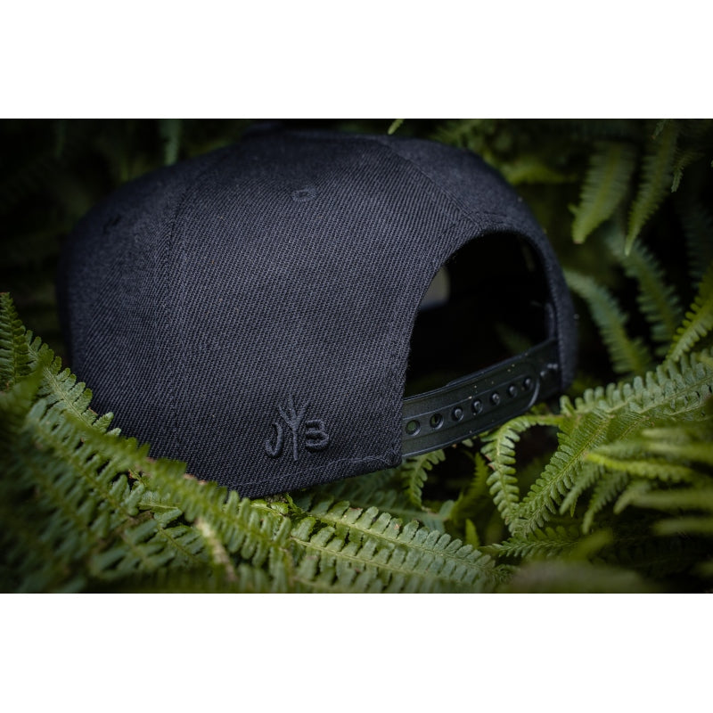 Snapback-Cap von Jumping Bird in Schwarz mit Ton-in-Ton-Stick vorn, Logostick seitlich und geradem Schirm