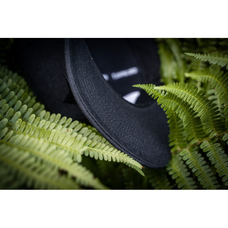Snapback-Cap von Jumping Bird in Schwarz mit Ton-in-Ton-Stick vorn, Logostick seitlich und geradem Schirm