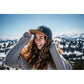 Snapback-Cap von Jumping Bird in Anthrazitblau meliert mit geprägtem Lederoptik-Patch vorn und seitlichem Logostick