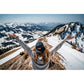 Snapback-Cap von Jumping Bird in Anthrazitblau meliert mit geprägtem Lederoptik-Patch vorn und seitlichem Logostick