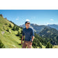 Snapback-Cap von Jumping Bird in Anthrazitblau meliert mit geprägtem Lederoptik-Patch vorn und seitlichem Logostick