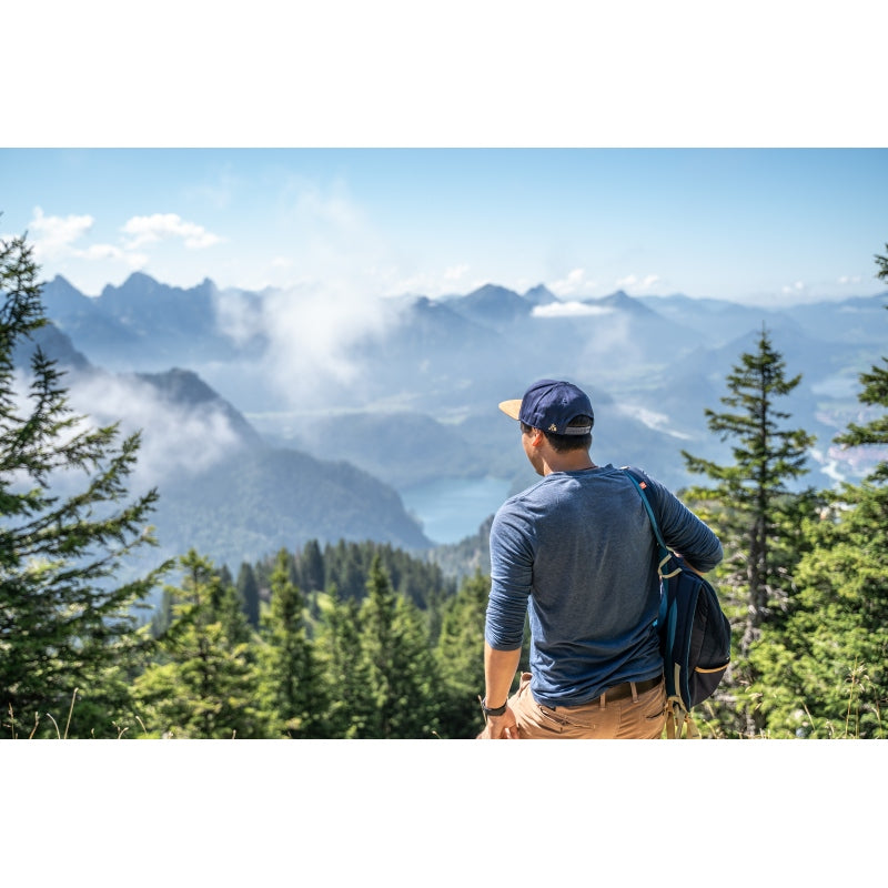 Snapback-Cap von Jumping Bird in Blau-Braun mit geprägtem Lederoptik-Patch vorn und seitlichem Logostick