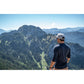 Snapback-Cap von Jumping Bird in Hellgrau-Schwarz mit gesticktem Flaggen-Design vorn, Logostick seitlich und grünem Schirm