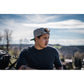 Snapback-Cap von Jumping Bird in Hellgrau-Schwarz mit gesticktem Flaggen-Design vorn, Logostick seitlich und grünem Schirm