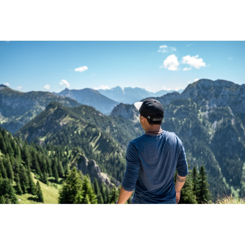 Snapback-Cap von Jumping Bird in Schwarz-Grau mit geprägtem Lederoptik-Patch vorn und seitlichem Logostick