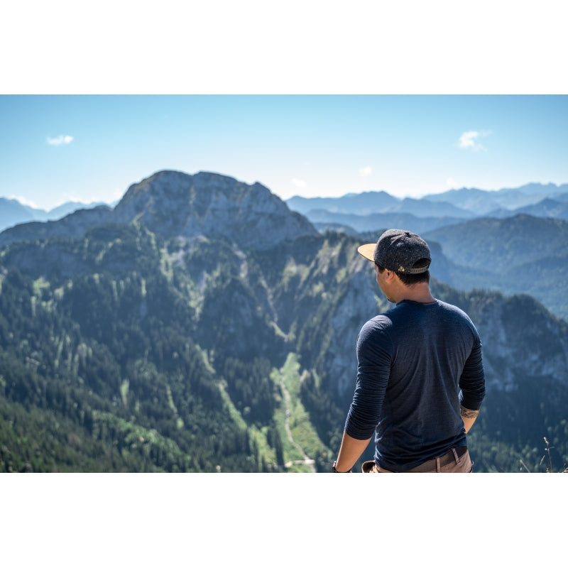 Snapback-Cap von Jumping Bird in Dunkelgrau-Braun mit geprägtem Lederoptik-Patch vorn und seitlichem Logostick